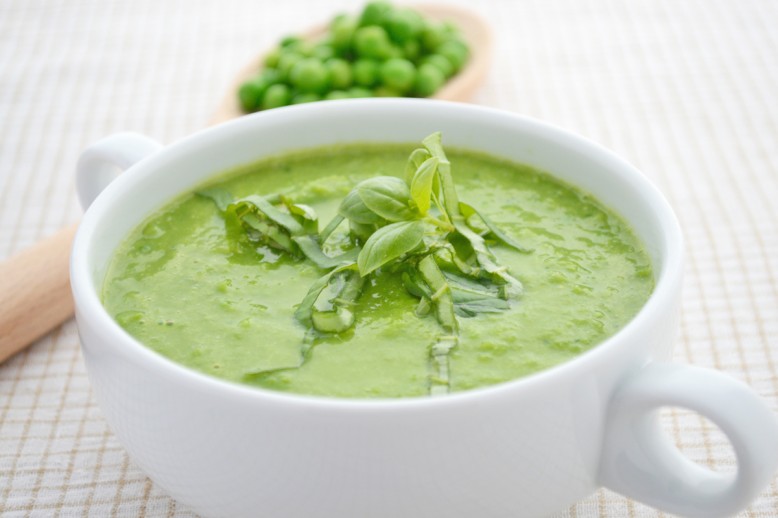 Herzhafte Erbsen-Basilikum-Suppe