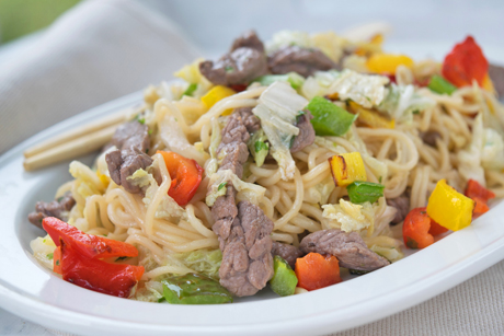 Wokpfanne mit Rind und Nudeln