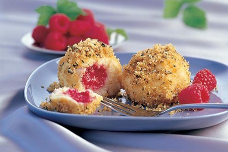 Himbeerknödel mit Kürbiskernbrösel