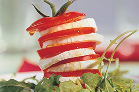 Paradeiser-Mozzarellaturm mit Basilikum und Rucola