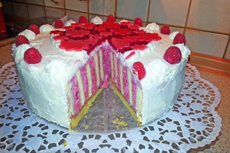 Fruchtige Himbeer-Sahnetorte