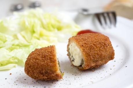 Chilischoten mit Frischkäse gefüllt