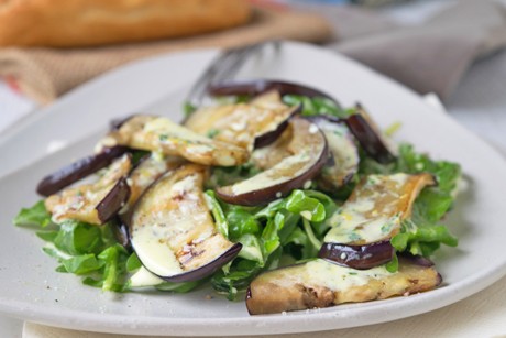 Melanzani Salat mit frischem Rucola