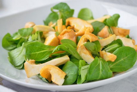 Vogerlsalat mit Eierschwammerl