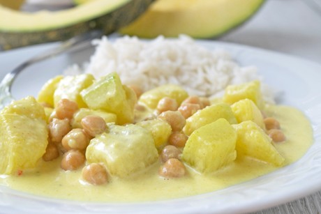 Veganes Kürbis-Kichererbsen-Curry mit Nüssen