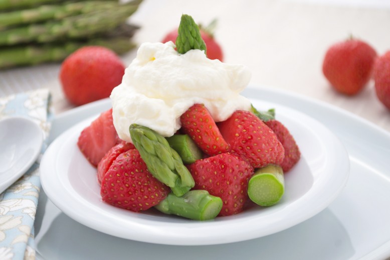 Spargel mit Erdbeeren