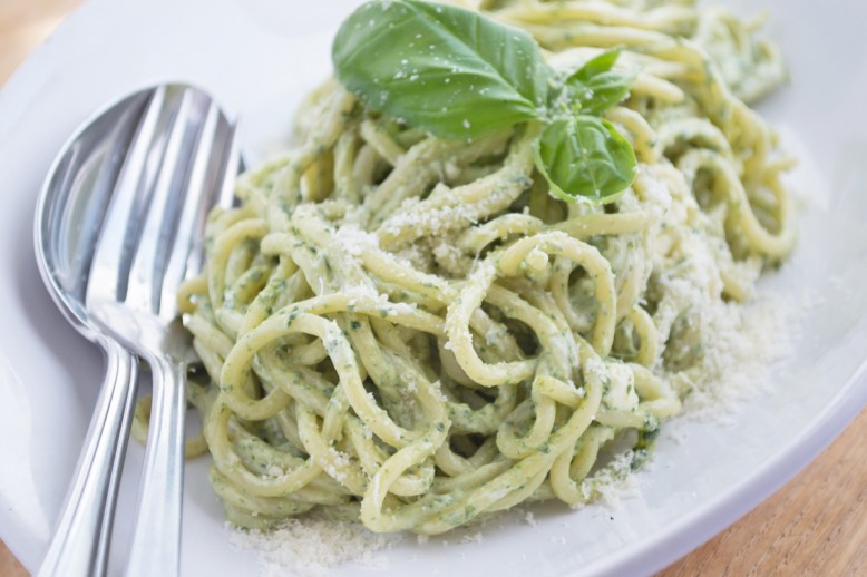 Spaghetti an Basilikum-Crème fraîche