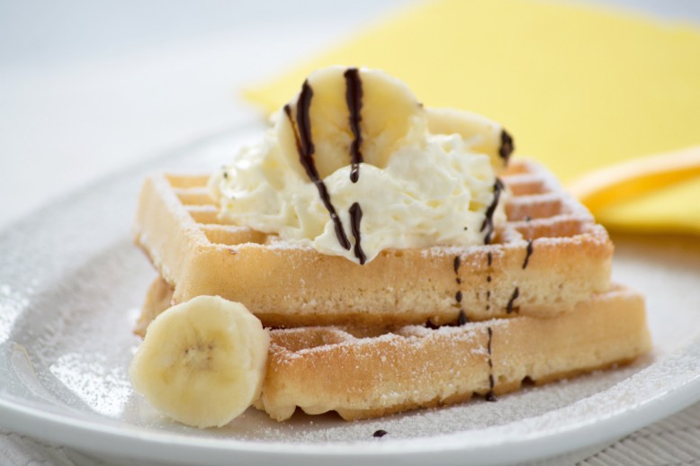 Bananen-Waffeln mit Vanilleschlag