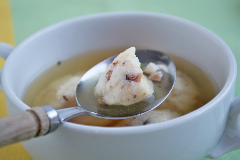 Suppe mit Speck-Grießknödel