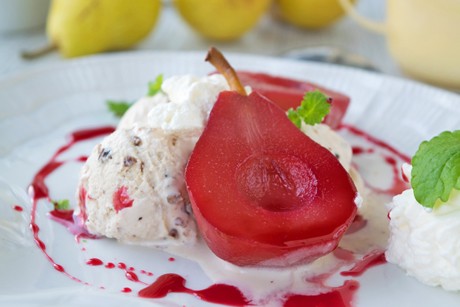 Rotwein-Birnen mit Eis und Minze