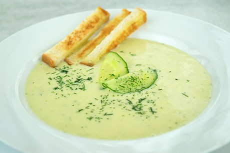 Gurkenrahmsuppe