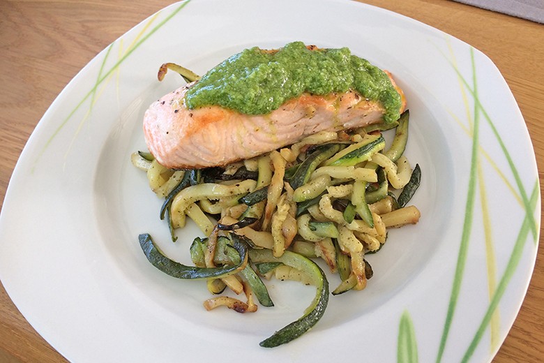 Lachsfilet auf Zucchini