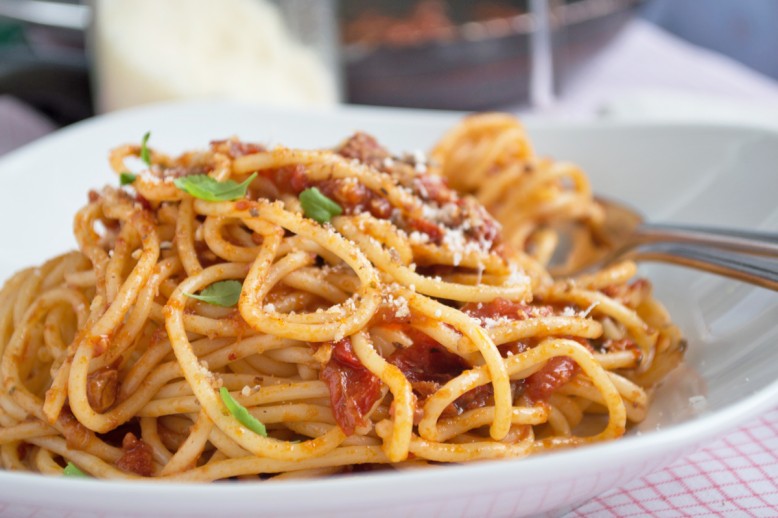 Nudeln mit Tomaten-Nuss Sugo