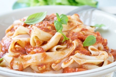 Hausgemachte Nudeln mit Tomaten-Mozarella-Sugo