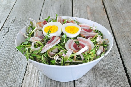 Löwenzahnsalat mit Speck
