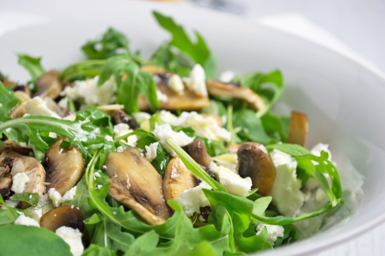 Sommerlicher Rucola Salat mit Champignons