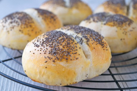 Mohn-Weckerl mit Joghurt