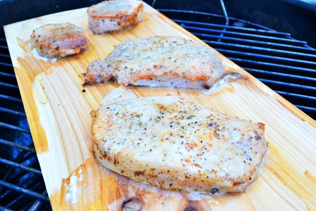 Grillkotelett auf dem Grillbrett
