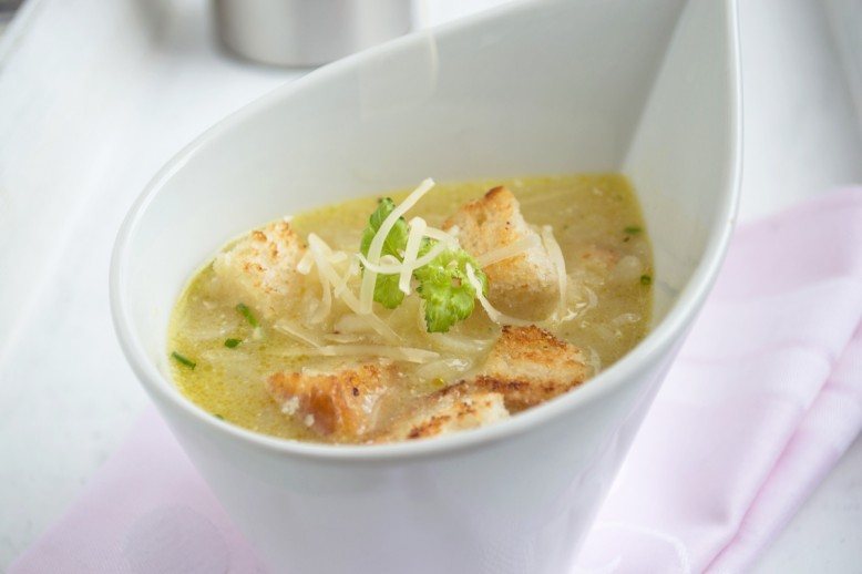 Zwiebelsuppe mit Käse