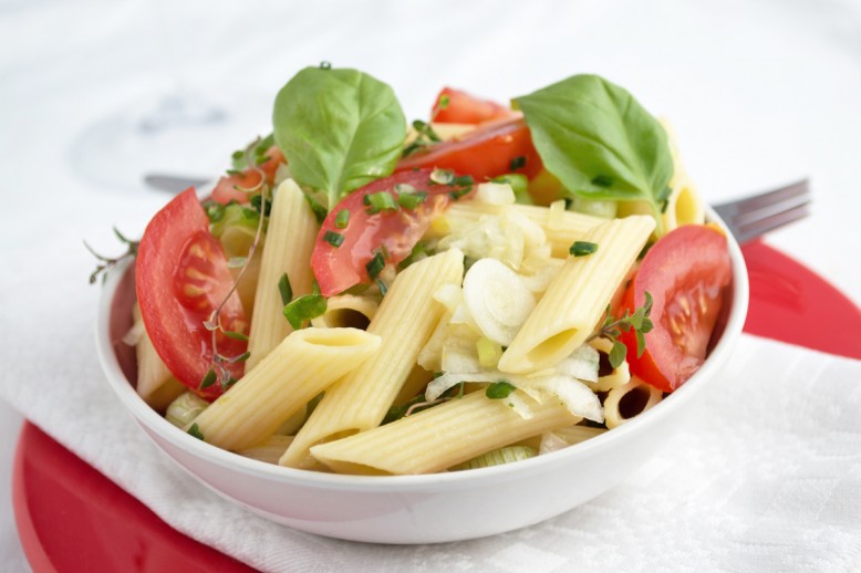 Nudelgericht mit Tomaten und Kräutermarinade