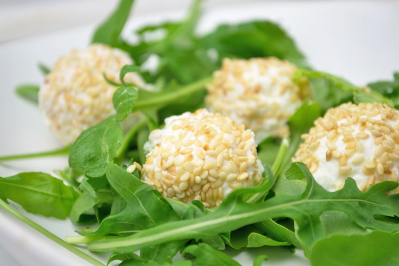Kohlrabi-Zwiebel-Sesam Bällchen