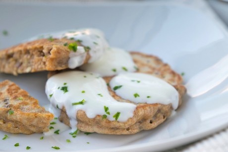 Blinis mit Linsen und Kräuterdip