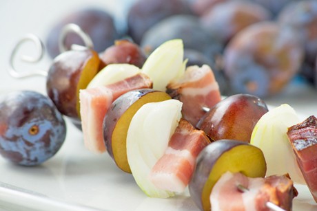 Zwiebel Spießchen mit Zwetschken und Speck