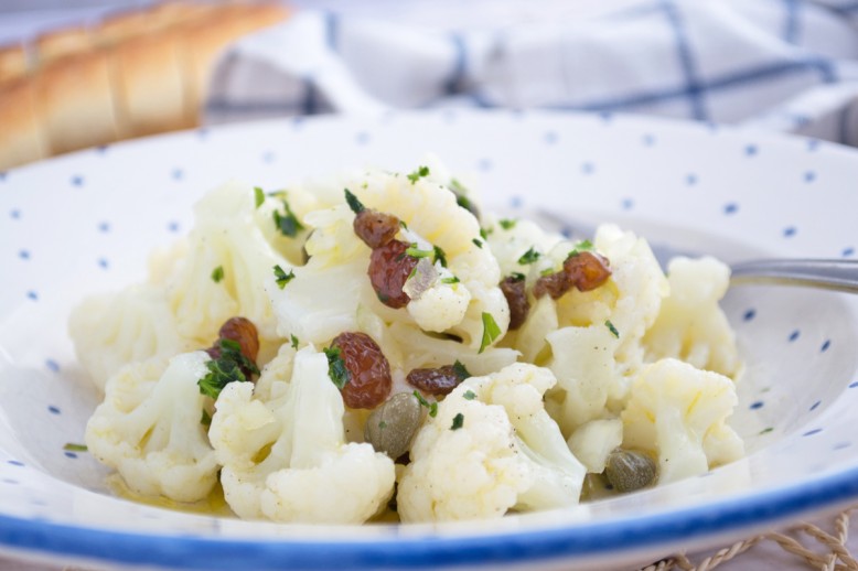 Salat vom Karfiol mit Kapern und Rosinen