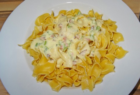 Bandnudeln in Paprikasauce