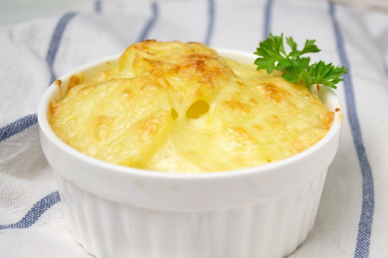Kartoffelgratin mit Käse überbacken