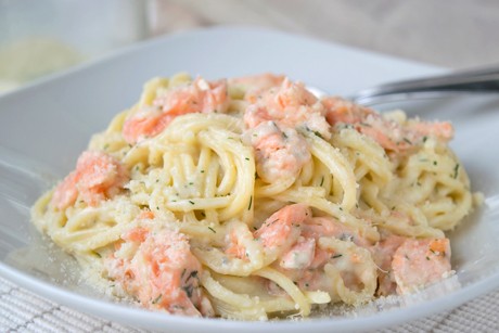 Pasta mit Lachsstücken und Zitrone