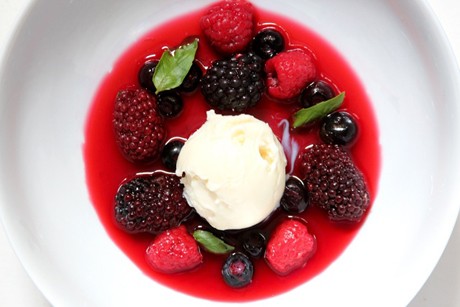 Sommerbeerensuppe mit Bourbon Vanilleeis