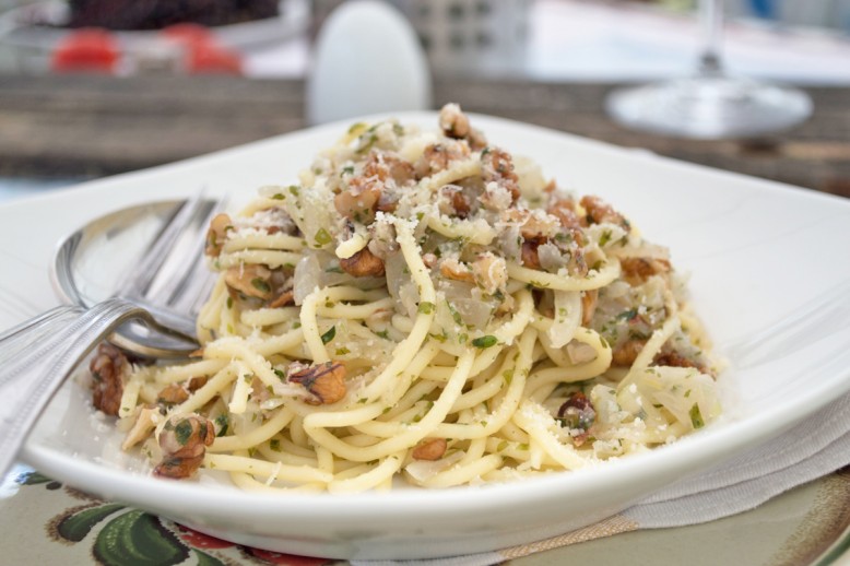 Pasta mit Zwiebel-Nuss-Sauce