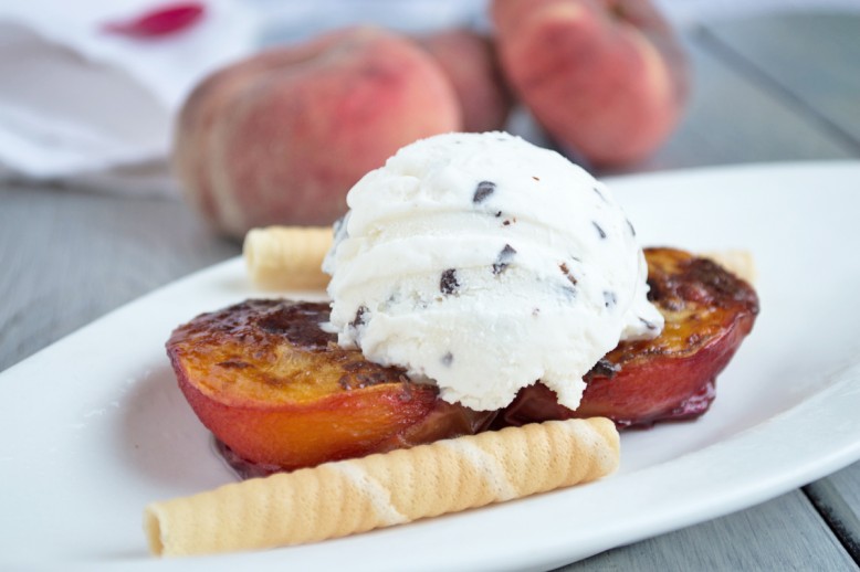 Gebackene Schokopfirsiche mit Eis