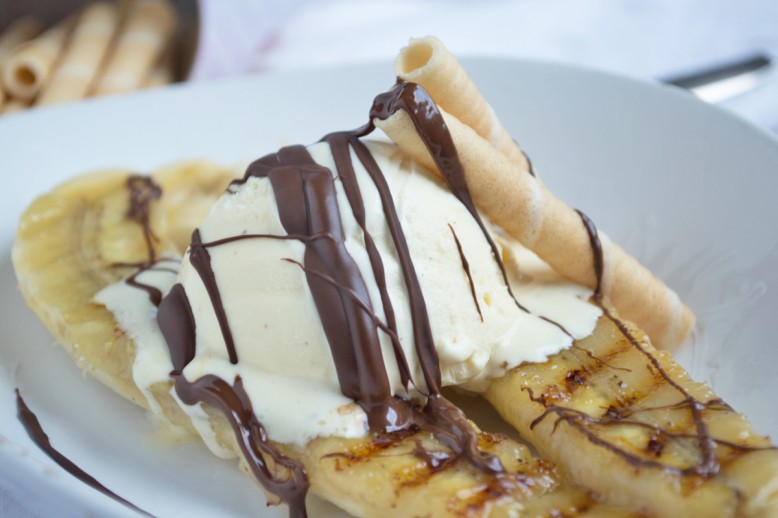 Gegrillte Bananen mit Straciatellaeis