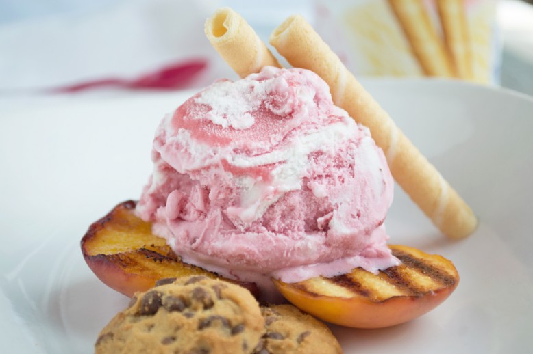Gegrillte Karamellpfirsiche mit Eis