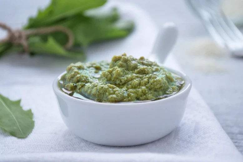 Einfaches Löwenzahnpesto