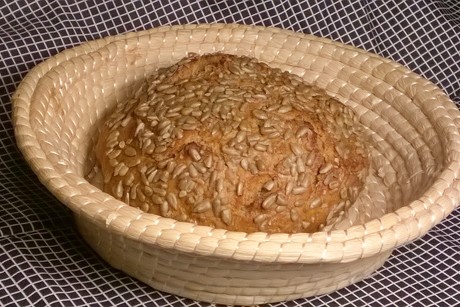 Dinkelbrot mit Haferflocken und Sonnenblumenkernen