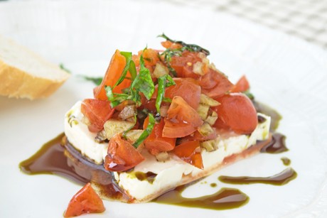 Schafkäse mit Tomatenhaube