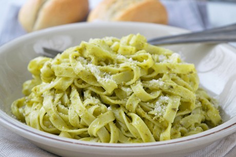 Linguine mit Basilikumpesto