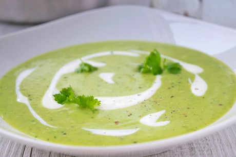 Erbsensuppe mit Joghurt und Minze