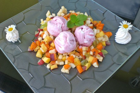 Erdbeereis auf Fruchtsalat