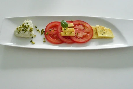 Carpaccio von Tomate und Ananas mit Mövenpick Pistazie-Weiße Schokolade