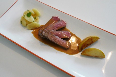 Steak mit Gnocchi, Bratapfel und Vanilla-Toffee-Fudge Sauce