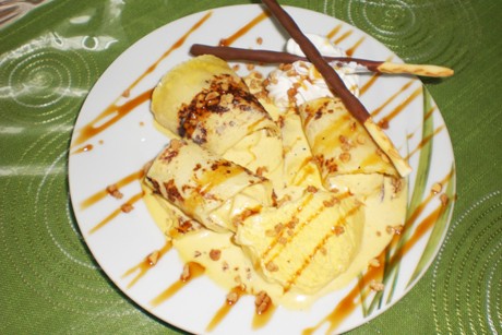 Palatschinken gefüllt mit Eis
