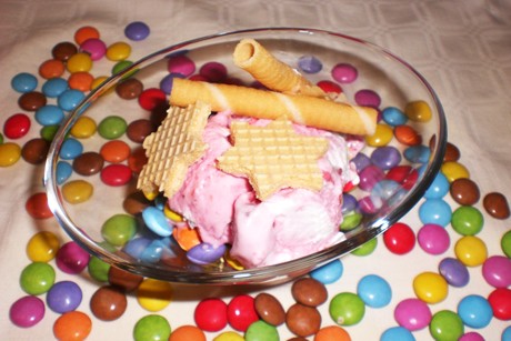 Erdbeereis mit Smarties