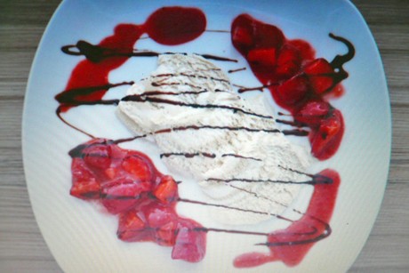 Pistazie weiße Schokolade mit marinierten Balsamico-Erdbeeren