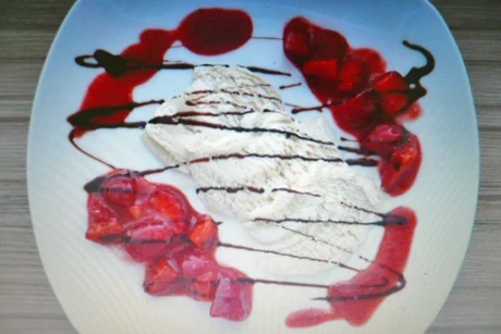 Pistazie weiße Schokolade mit marinierten Balsamico-Erdbeeren