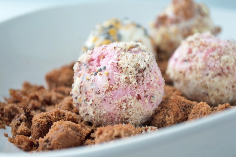 Bunte Eiskugeln auf Keksteppich
