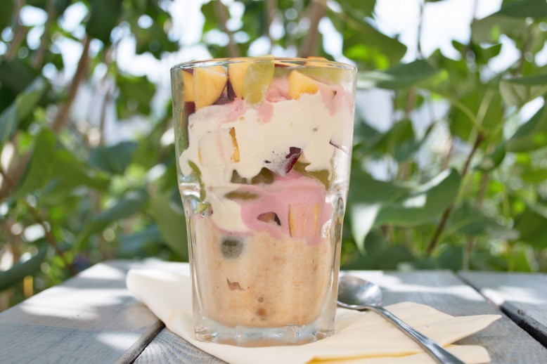 Buntes Schichtdessert mit verschiedenen Eissorten